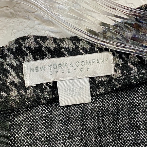 NY&CO Houndstooth Black and Grey Peplum Shell - Picture 2 of 6